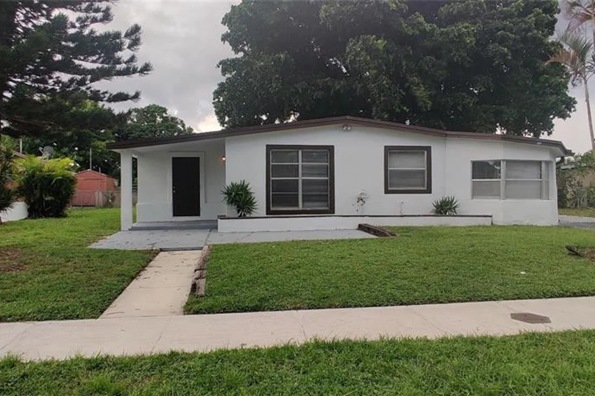611 NW 33rd Ave, Lauderhill: photo 1 of 8
