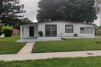 611 NW 33rd Ave, Lauderhill: photo 1 of 8