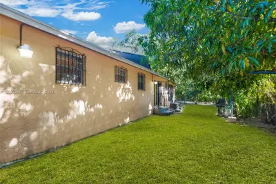 16420 NE 5th Ave, Miami: photo 1 of 8