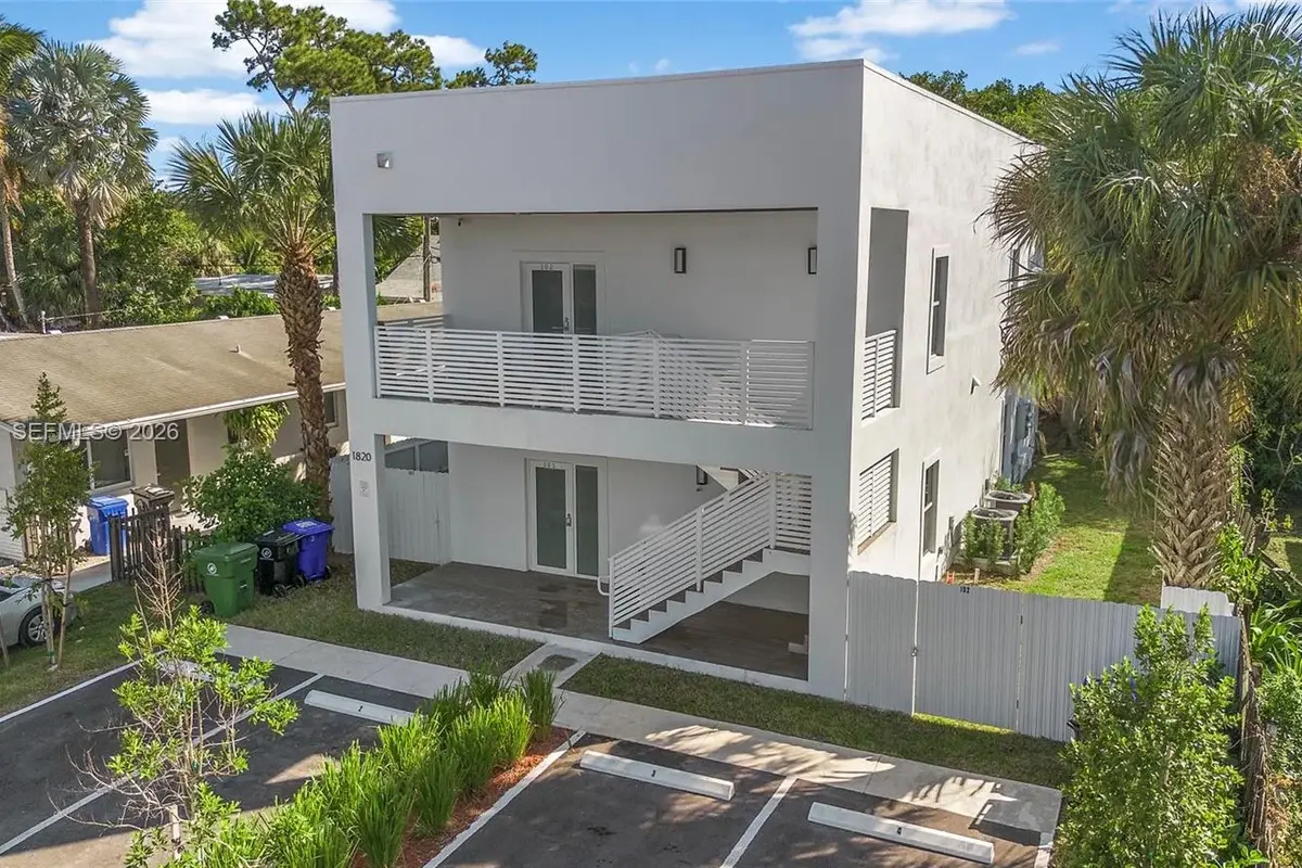 1820 SW 9th St, Fort Lauderdale: photo 1 of 19