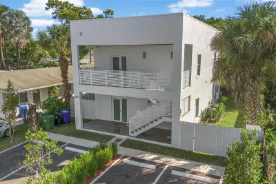 1820 SW 9th St, Fort Lauderdale: photo 1 of 19