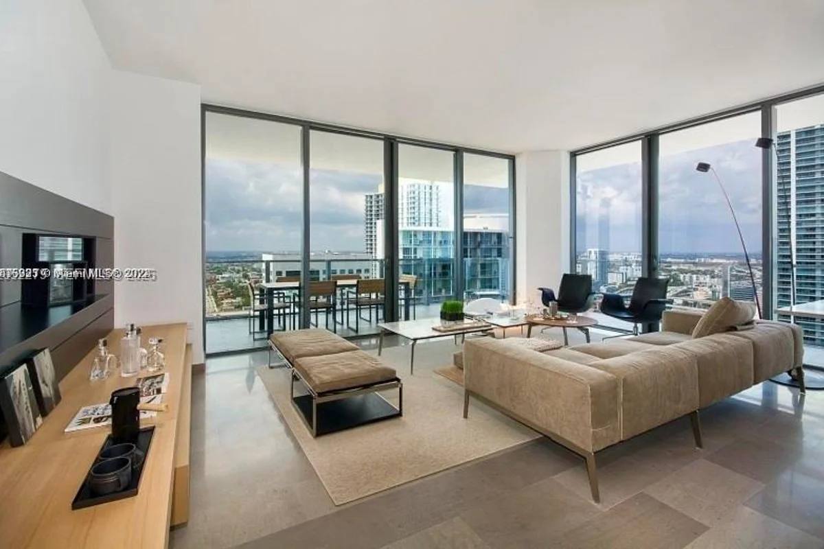 88 SW 7th St #2712, Miami: photo 1 of 16