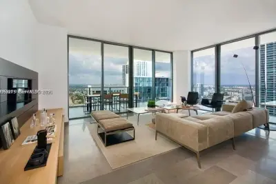 88 SW 7th St #2712, Miami: photo 1 of 16