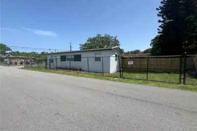 1430 NW 7th St, Fort Lauderdale: photo 1 of 23