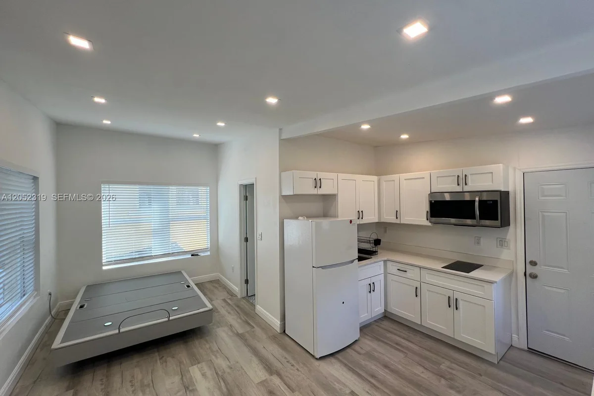 1612 Harrison St #11, Hollywood: photo 1 of 10