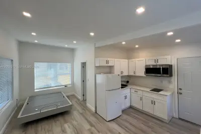 1612 Harrison St #11, Hollywood: photo 1 of 10