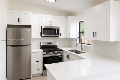 1010 NE 16th St #1, Fort Lauderdale: photo 1 of 9