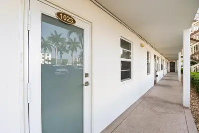 1023 Guildford #B, Boca Raton: photo 1 of 13