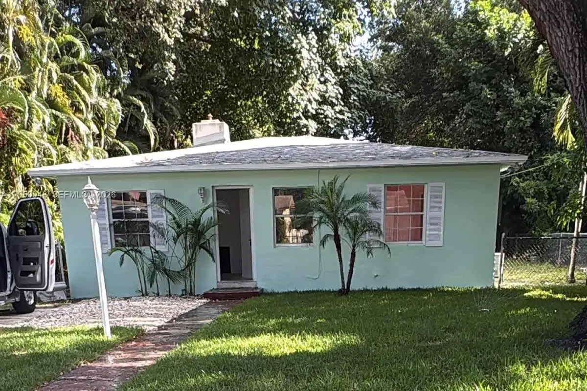 475 NE 164th St, Miami: photo 1 of 7
