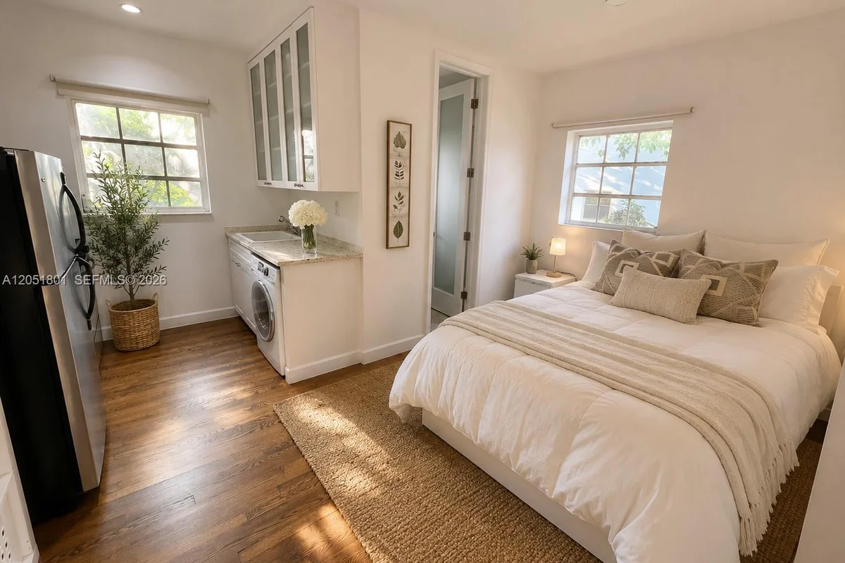 439 15th St #18, Miami Beach: photo 1 of 24