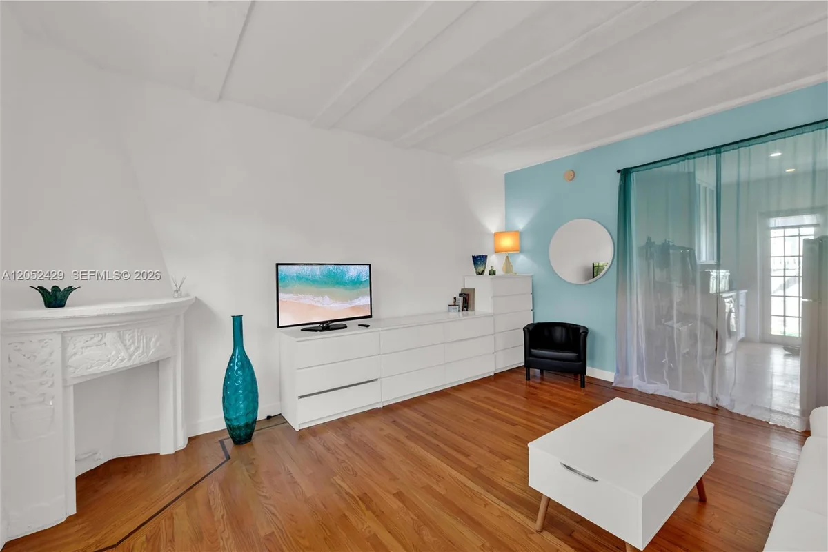 439 15th St #2, Miami Beach: photo 1 of 21