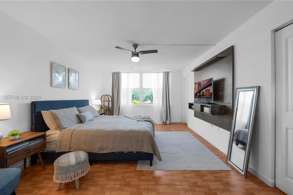 1101 NE 191st St #H314, Miami: photo 1 of 22