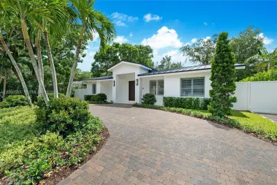 7107 SW 63rd Ave, South Miami: photo 1 of 32
