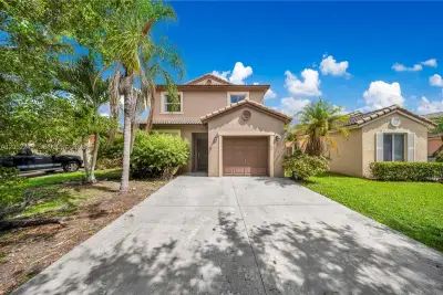 2019 SE 13th St, Homestead: photo 1 of 39
