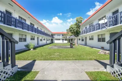 111 NW 152nd St #16, Miami: photo 1 of 12
