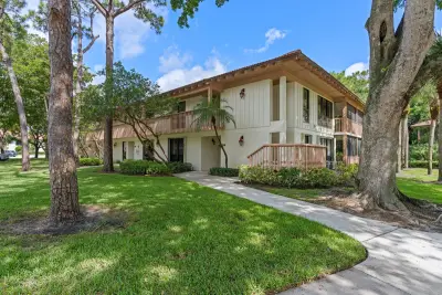 200 Brackenwood Ter, Palm Beach Gardens: photo 1 of 41