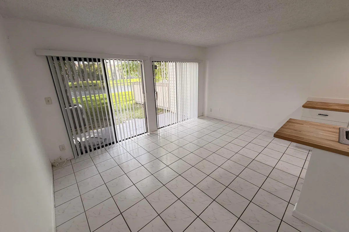 9825 NW 37th St, Sunrise: photo 1 of 32