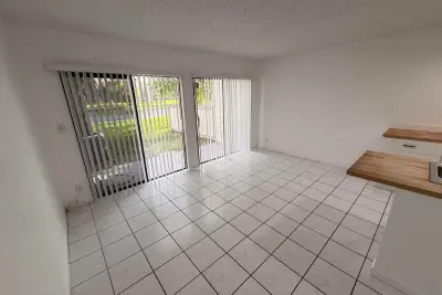 9825 NW 37th St, Sunrise: photo 1 of 32
