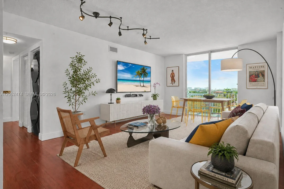 60 NW 37th Ave #608, Miami: photo 1 of 32