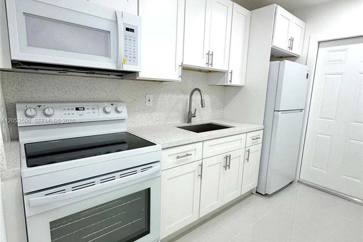 417 NW 7th Ter #2, Fort Lauderdale: photo 1 of 12