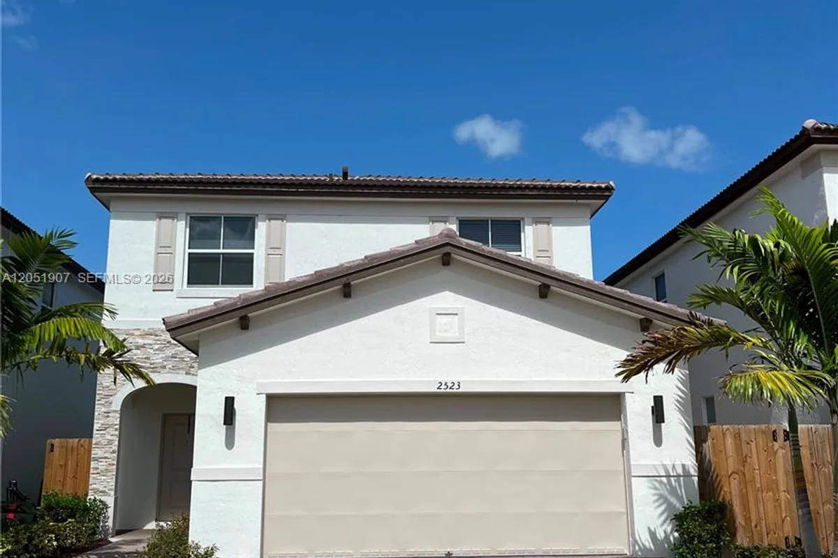 2523 SE 26th Ter, Homestead: photo 1 of 35