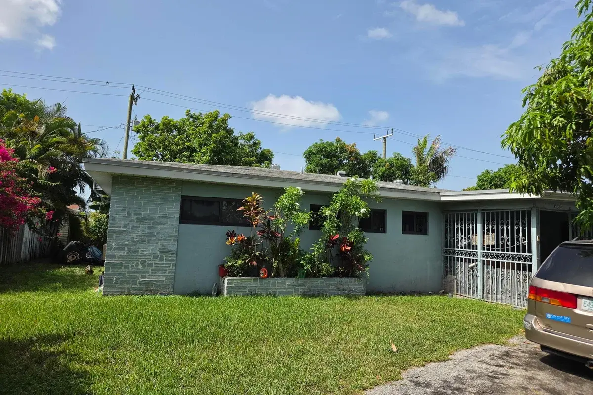 660 NE 181st St, Miami: photo 1 of 2