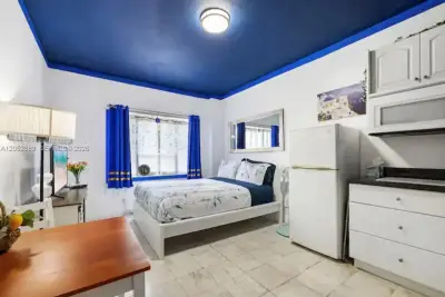 255 W 24th St #302, Miami Beach: photo 1 of 17