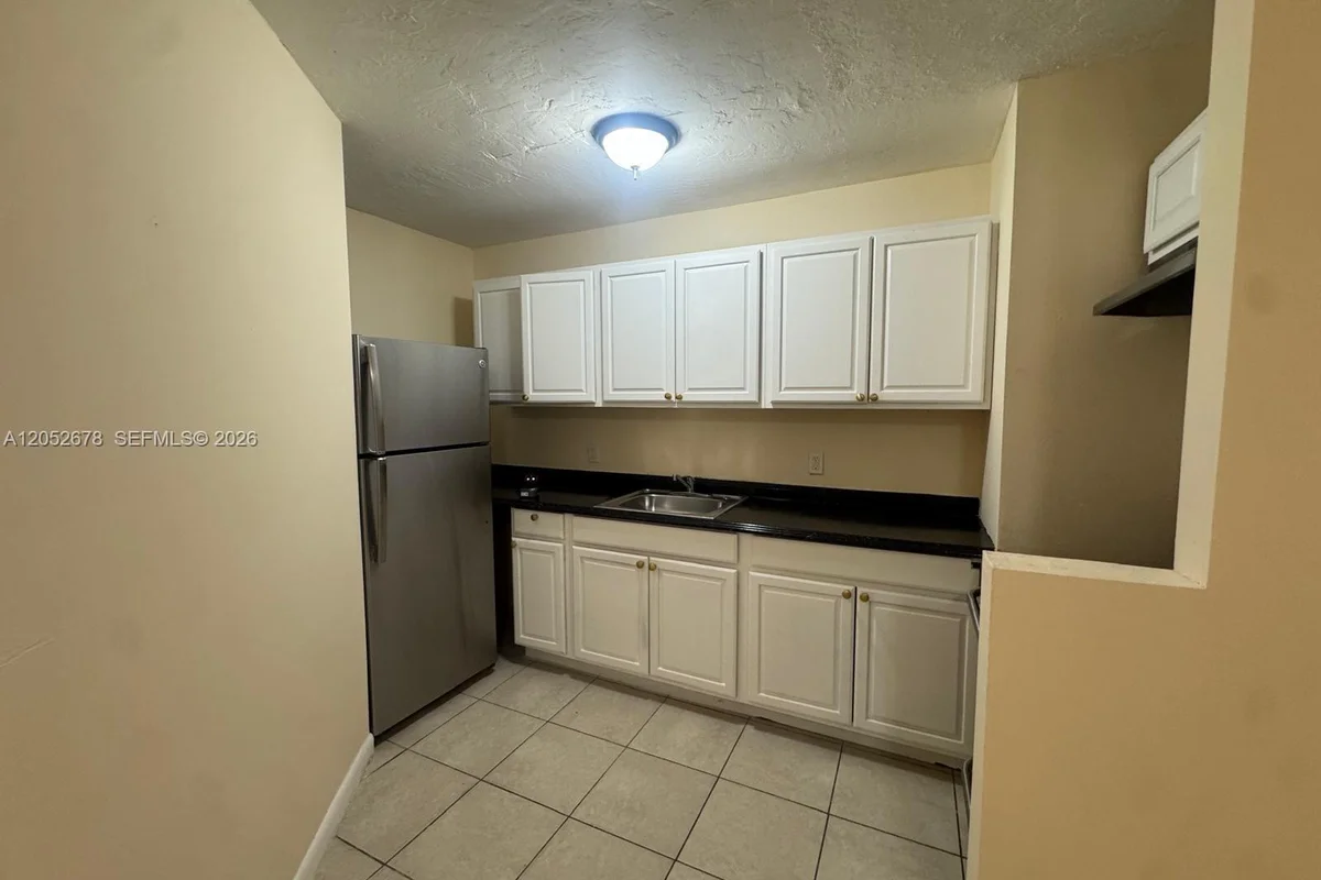 1200 NW 9th St #B, Fort Lauderdale: photo 1 of 7