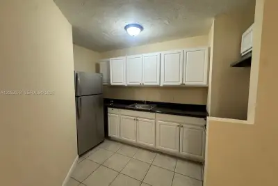 1200 NW 9th St #B, Fort Lauderdale: photo 1 of 7