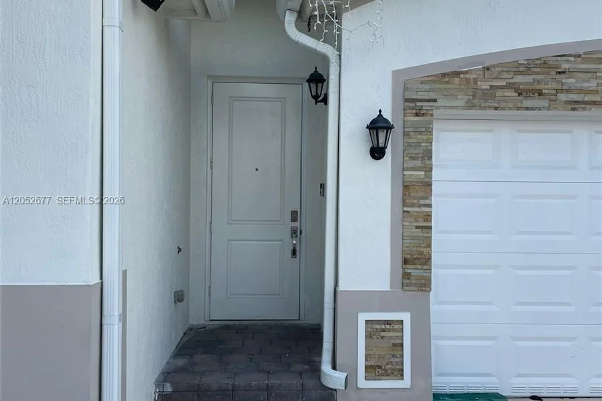 Apartment in Homestead: photo 1 of 9