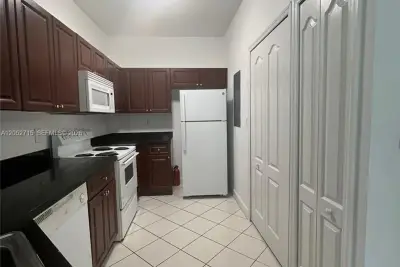 7200 NW 177th St #206-7, Hialeah: photo 1 of 10
