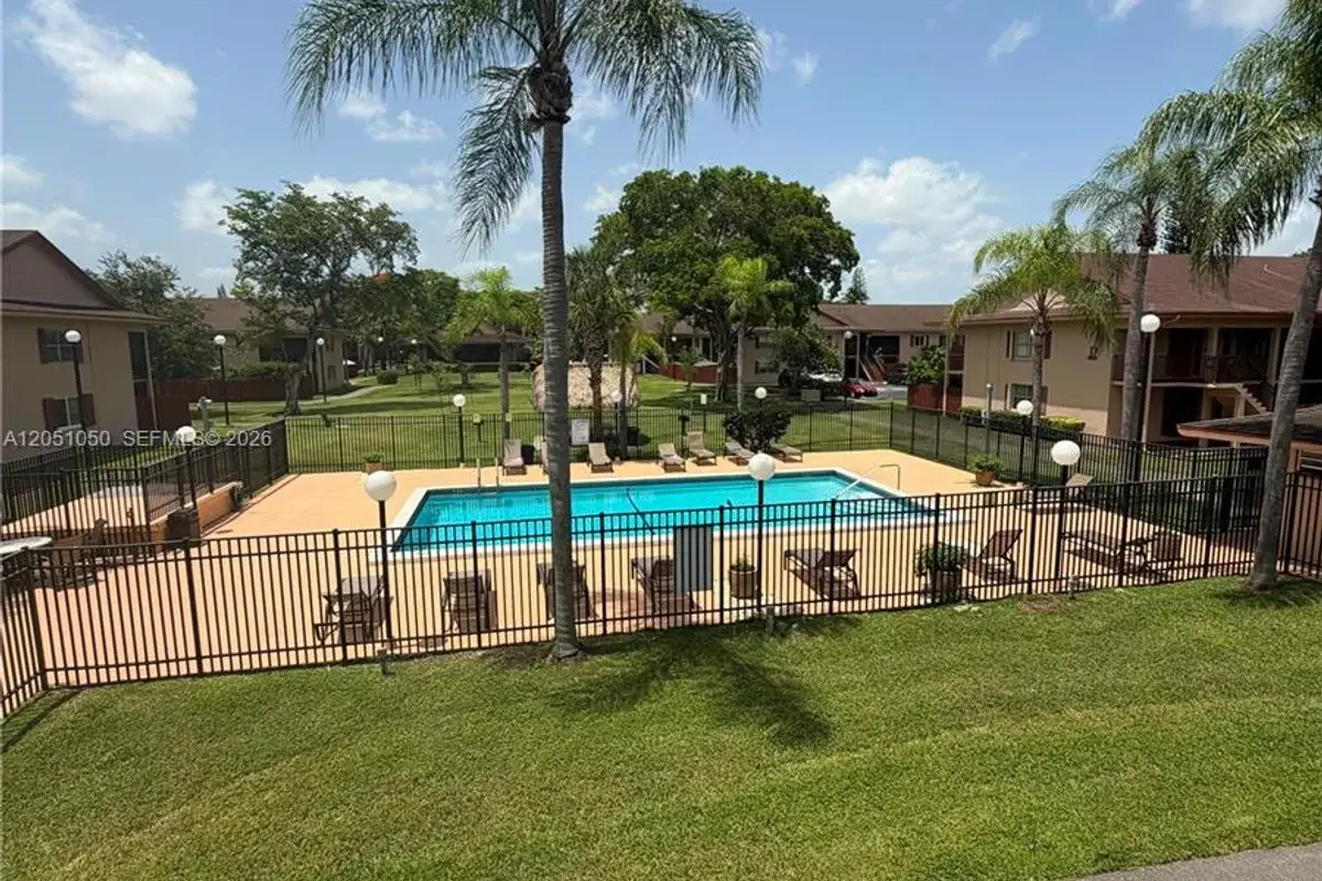 11213 SW 88th St #B211, Miami: photo 1 of 21