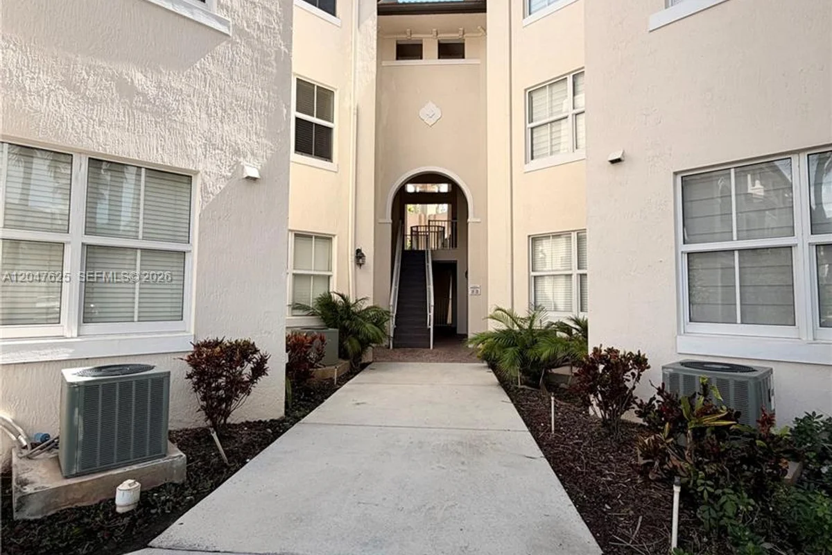11603 NW 89th St #109, Doral: photo 1 of 31