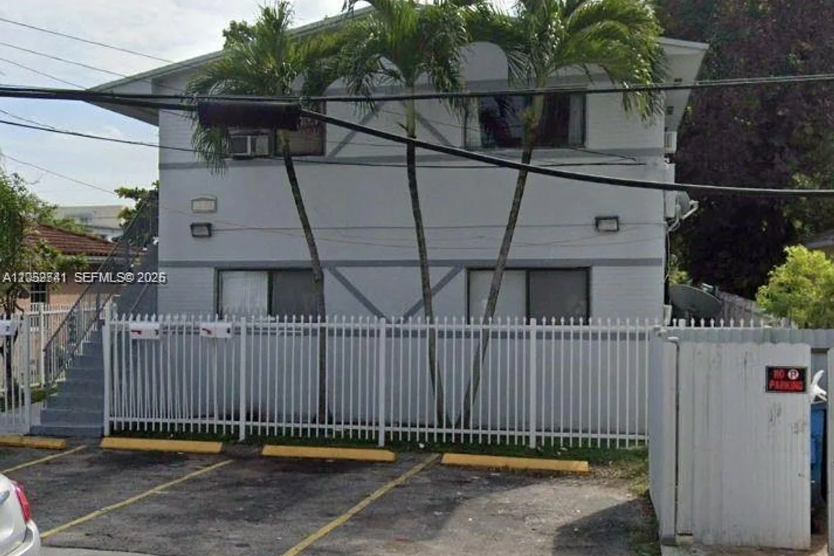 1286 NW 59th St, Miami: photo 1 of 8