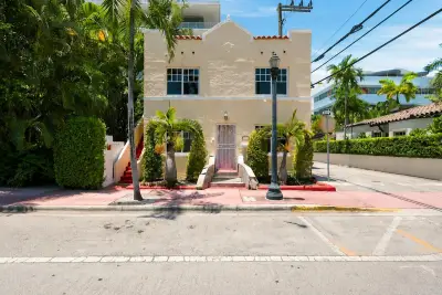 927 4th St, Miami: photo 1 of 24