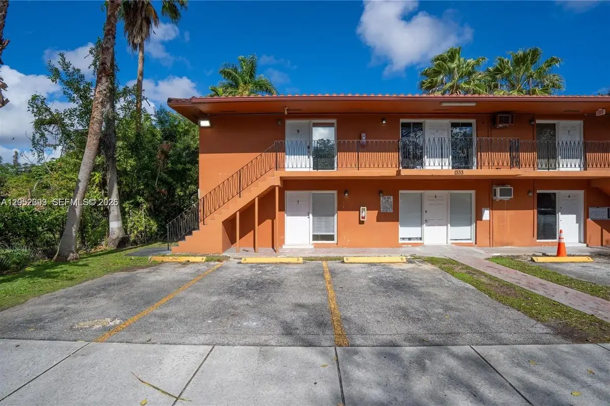 1333 NW 15th St #10, Miami: photo 1 of 11