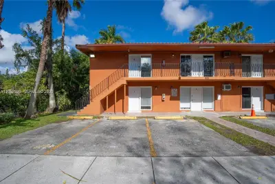 1333 NW 15th St #10, Miami: photo 1 of 11