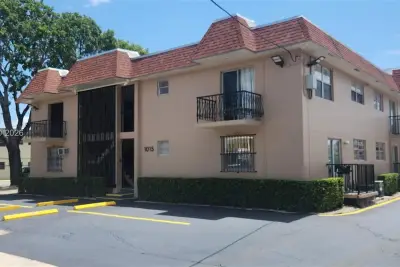 1015 NW 45th Ave #102, Miami: photo 1 of 13