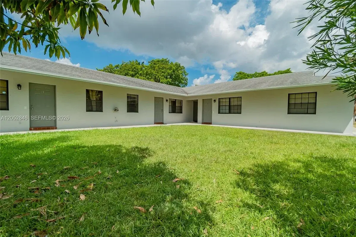 Home in Oakland Park: photo 1 of 6