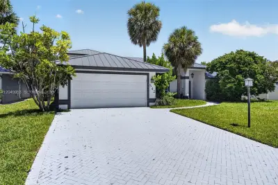 542 N Cypress Dr, Tequesta: photo 1 of 71