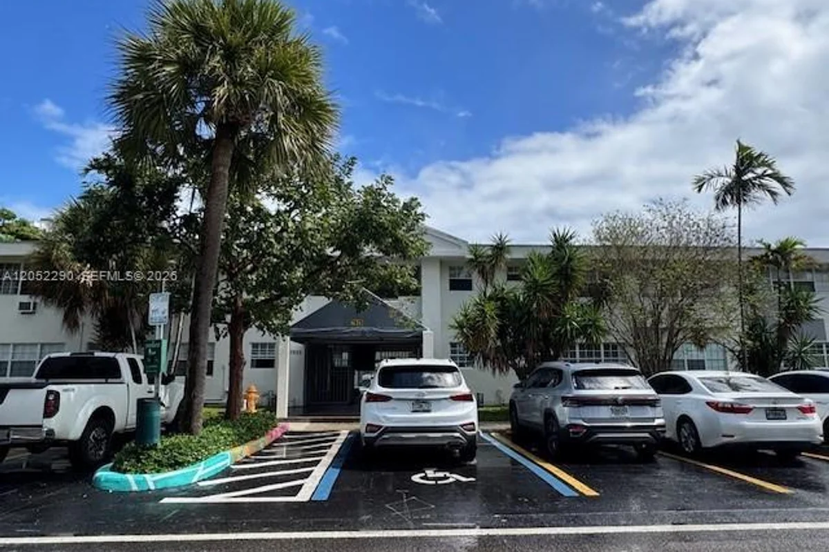 7925 West Dr #12, North Bay Village: photo 1 of 17