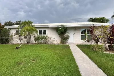 19120 Bel Aire Dr, Cutler Bay: photo 1 of 24