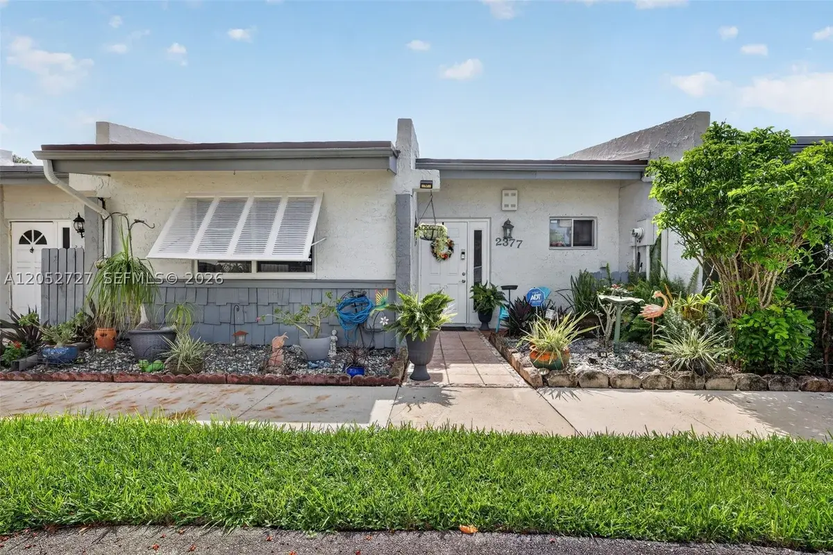 2377 N 37th Ave, Hollywood: photo 1 of 47