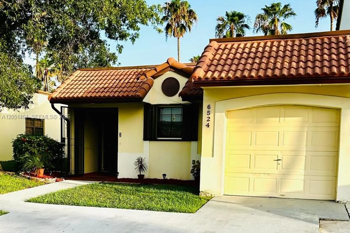 6524 NW 188th Ln, Hialeah: photo 1 of 23