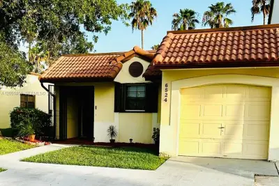 6524 NW 188th Ln, Hialeah: photo 1 of 23