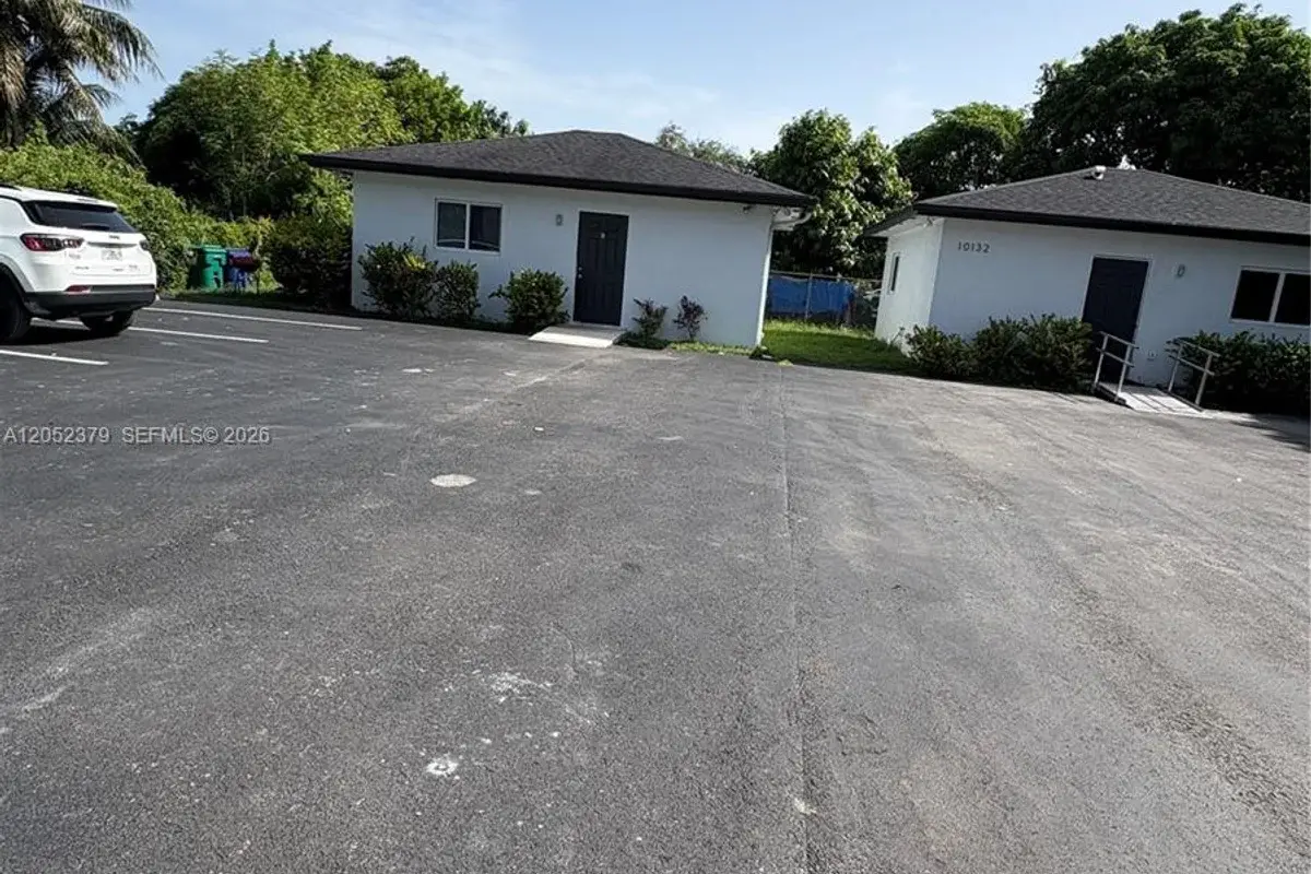 10120 W Fern St, Miami: photo 1 of 29