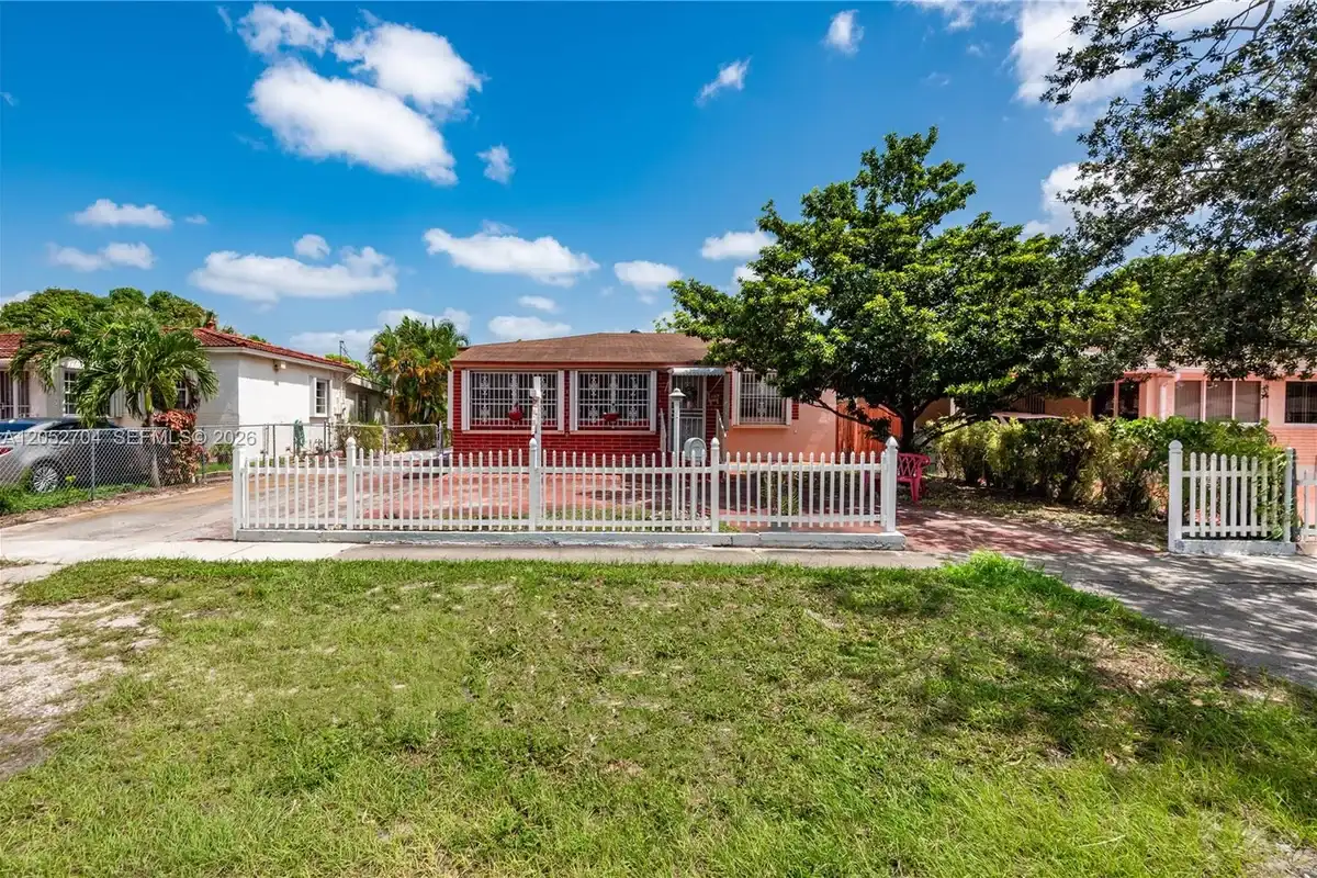 225 E 43rd St, Hialeah: photo 1 of 39