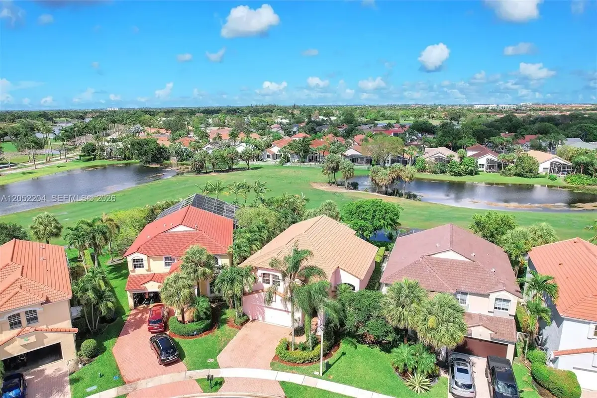 1637 SW 156th Ave, Pembroke Pines: photo 1 of 27