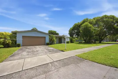 225 NW 15th St, Homestead: photo 1 of 40