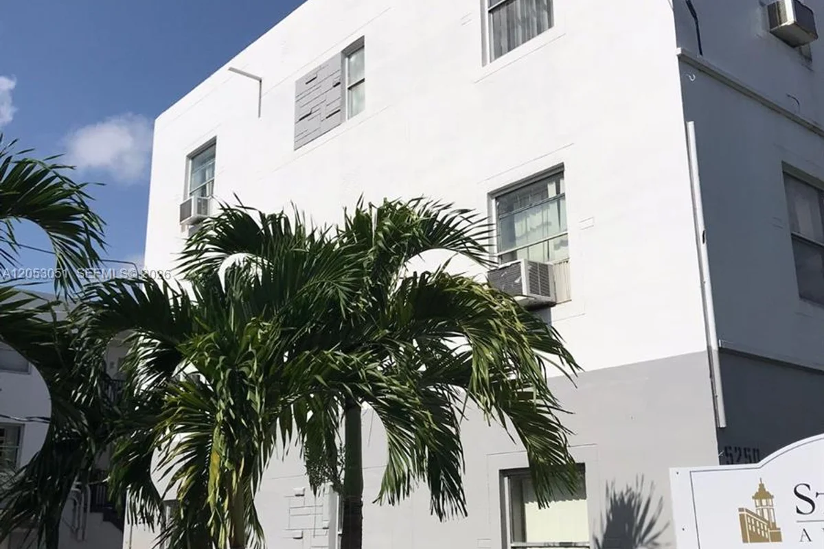 5250 NW 26th Ave #12, Miami: photo 1 of 9